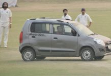 খেলা চলাকালে মাঠে ঢুকে পড়ল গাড়ি, হতবাক ক্রিকেটাররা